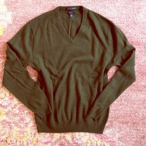 men’s green v-neck long-sleeved cashmere sweater